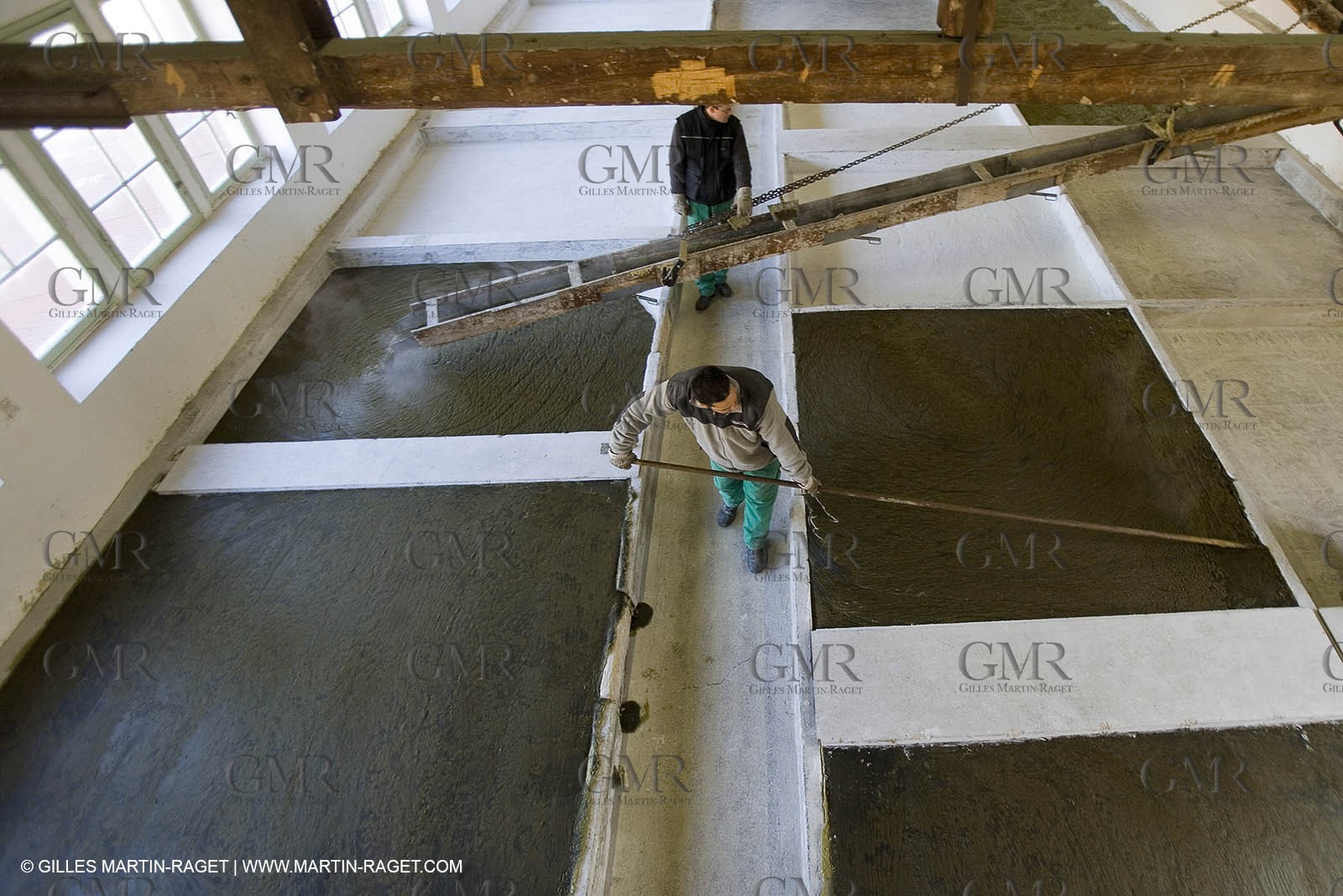 01 02 2007 - Salon de Provence - Fabrication traditionelle du savon de Marseille aux savonneries Marius Fabre - Coulée dans les bacs**01 02 2007 - Salon de Provence - Traditional soap of Marseille making at Marius Fabre soap maker - soap sent in open tanks