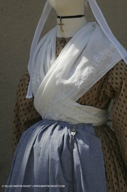 Mai 2004 - La Tour d'Aigues (FRA, 84) Costumes anciens pour l'exposition Femmes du Midi