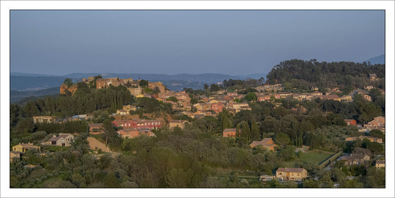 Produit : Tirage photo réalisé par nos soins sur imprimante jet d'encre professionnelle Epson à partir de 8 encres ultrachrome inaltérables (label Digigraphie).Formats au choix : .. 50 x 100 cm. 100 x 200 cmChoix des papiers :. Papier standard brillant 250 gr., filet noir, marge blanche, tirage non signé. Papier haut de gamme satiné 290 gr. filet noir, marge blanche, tirage vérifié et signé par l'auteur.. Tirages d'art (Digigraphies) signées, numérotées, tamponnées, enregistrées sur demande. Autres supports (canvas, acrylique, dibond) sur demandeConditionnement : tube cylindrique renforcé.Options pour l'expédition : . Colissimo + dépôt boîte aux lettres (France uniquement). Colissimo avec signature à réception. Transporteur express (2 jours ouvrés) avec signature à réceptionCliquez sur caddie pour sélectionner votre formule et démarrer la procédure de commande en ligne