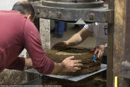 14 11 2015, Saint-Etienne du Grès (FRA,13), fabrication traditionelle de l'huile d'olive au moulin de la Croix