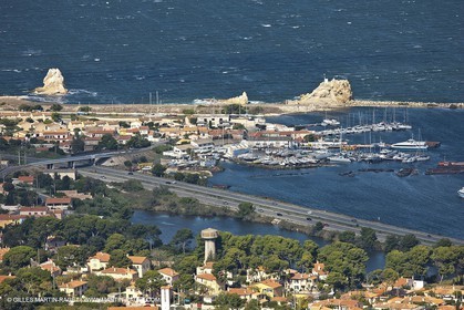 25 09 2010 - photos aériennes du littoral provençal entre l'étang de Berre et la Grande Motte via la Camargue - Etang de Berre, port de la Mède