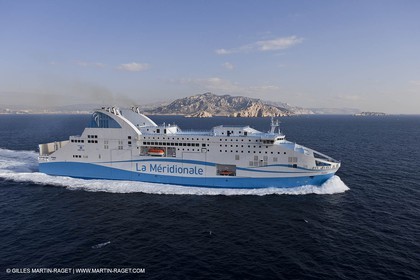 14 01 2012 - Marseille (FRA,13) - Compagnie La Méridionale - le Piana devant Marseille et les Calanques