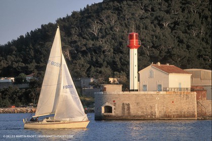 Crusing monohull sailing