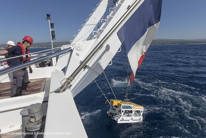 11 09 2014 - la Ciotat (FRA,13) - onboar Al Azzizi, oceanographic research ship buit by H2X boat yard, measure devices manipuation
