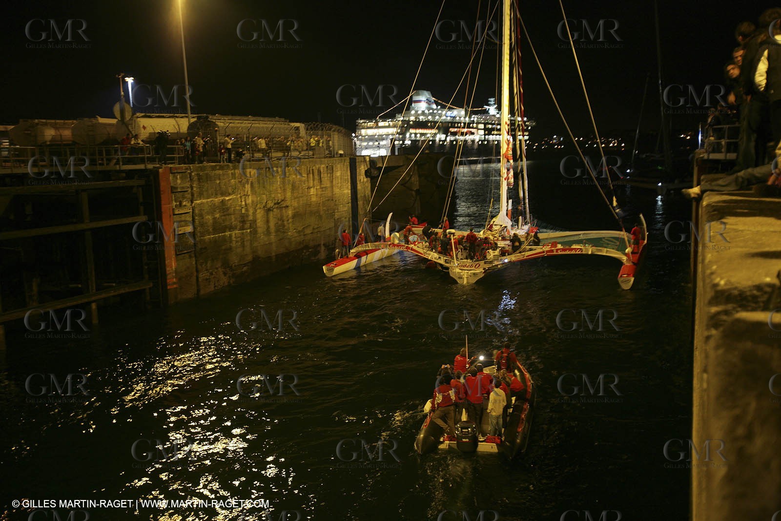 27 10 2006 - Saint Malo (FRA) - Route du Rhum 2006 - Thomas Coville - Sodeb'O - Lock passage