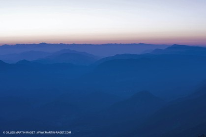 01 09 2007 - sommet du Mont Ventoux (FRA, 84) - Vue vers le nord vers la Haute Provence et les Alpes du Sud (Massuf de l'Oisans)