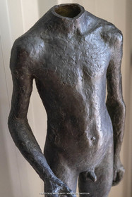 20 07 2020, St Rémy de Provence, Oeuvre de Germaine Richier, Torse I 1934, Bronze patiné foncé, épreuve d'exposition, Fondeur : Susse, Paris, 108 X 47,5 X 33 cm, collection particulière,