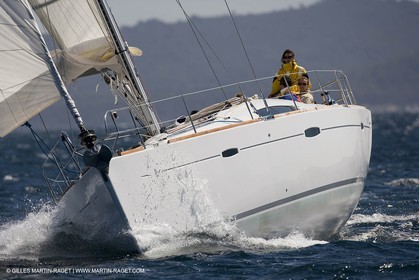 Crusing monohull sailing