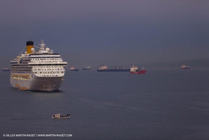 23 10 2010 - Marseille (FRA,13) - Le Ponant - Arrivée à Marseille et entrée dans le Vieux Port