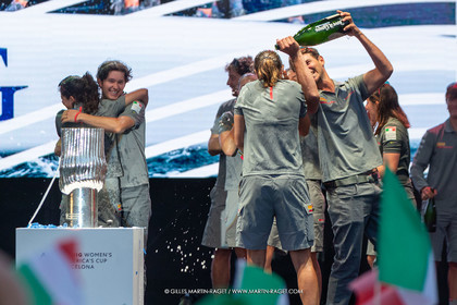 13 10 2024, Barcelona (ESP), Louis Vuitton 37th America's Cup, Final Match, Race Day 2, Puig Women America's Cup Prizegving