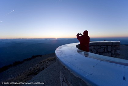 01 09 2007 - sommet du Mont Ventoux (FRA, 84) - Vue vers le nord vers la Haute Provence et les Alpes du Sud (Massuf de l'Oisans)