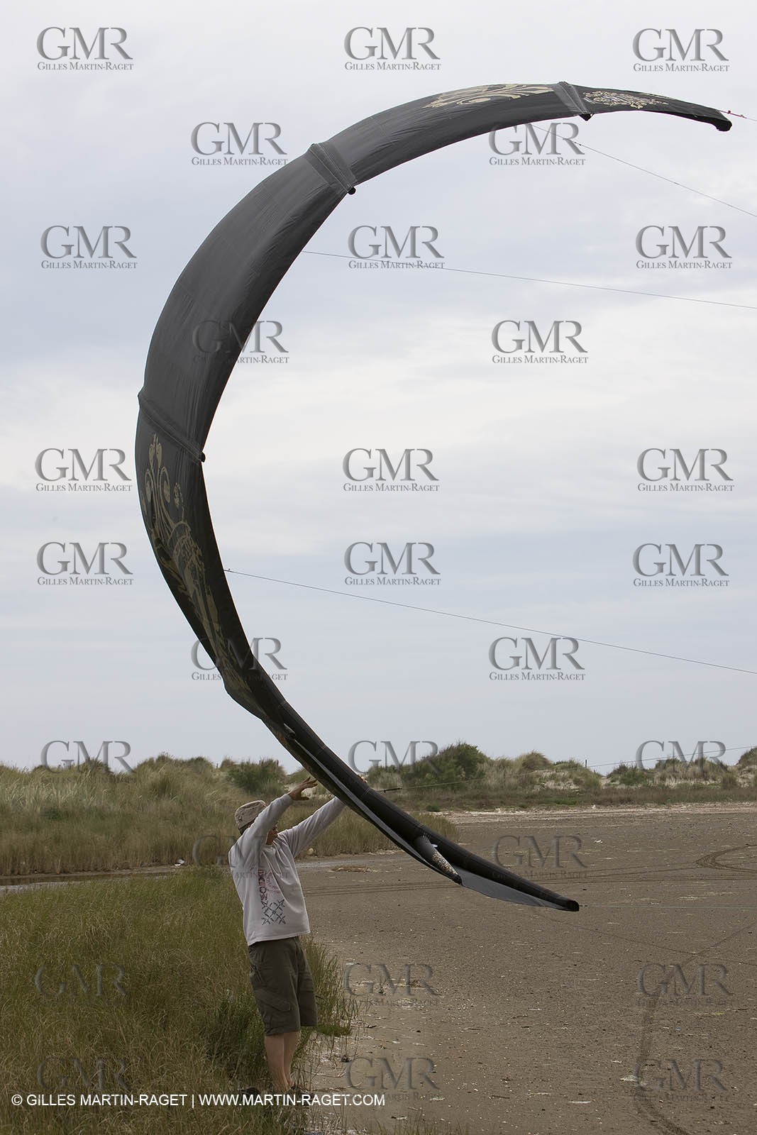 08 05 2008 - Port Saint Louis du Rhône (FRA, 13) - kite surfer Alexandre Caizergues training