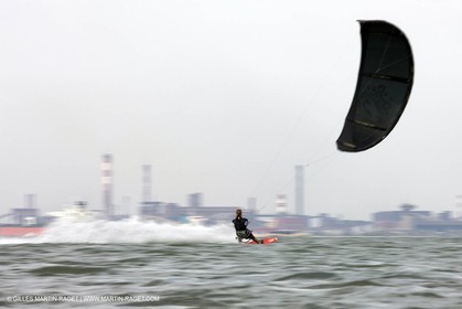 08 05 2008 - Port Saint Louis du Rhône (FRA, 13) - kite surfer Alexandre Caizergues training