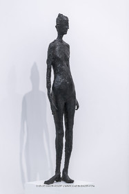 30 10 2023, Montpellier (FRA), oeuvre de Germaine Richier, Exposition Centre Pompidou - Musée Fabre 2023, La Feuille 1948, Bronze patiné foncé, Epreuve d'exposition, Fondeur : Susse, Paris, 142,5 x 37 x 26,5 cm, Collection particulière