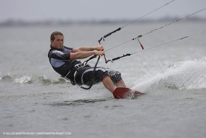 08 05 2008 - Port Saint Louis du Rhône (FRA, 13) - kite surfer Alexandre Caizergues à l'entraînement