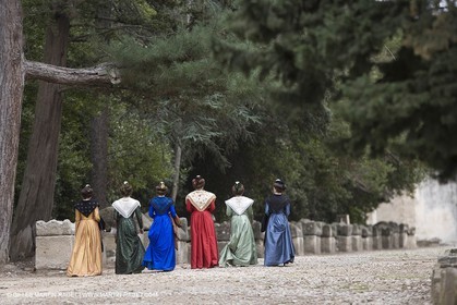 04 03 2007 - Arles - Queen of Arles and her assistants at Les Alyscamps monument