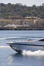06 09 2007 - Saint Tropez (FRA, 83) - Superyachts - Motoryachts - Mangusta 92 Triple Fun à Saint Tropez - Au mouillage devant le Club 55 à la plage de Pampelonne