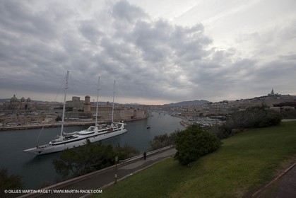 23 10 2010 - Marseille (FRA,13) - Le Ponant - Arrivée à Marseille et entrée dans le Vieux Port