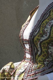 Mai 2004 - La Tour d'Aigues (FRA, 84) Costumes anciens pour l'exposition Femmes du Midi