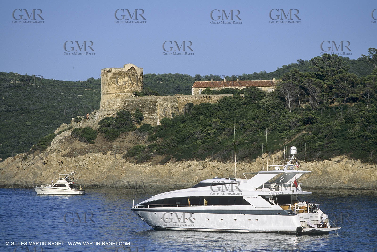 Powerboating, cruising