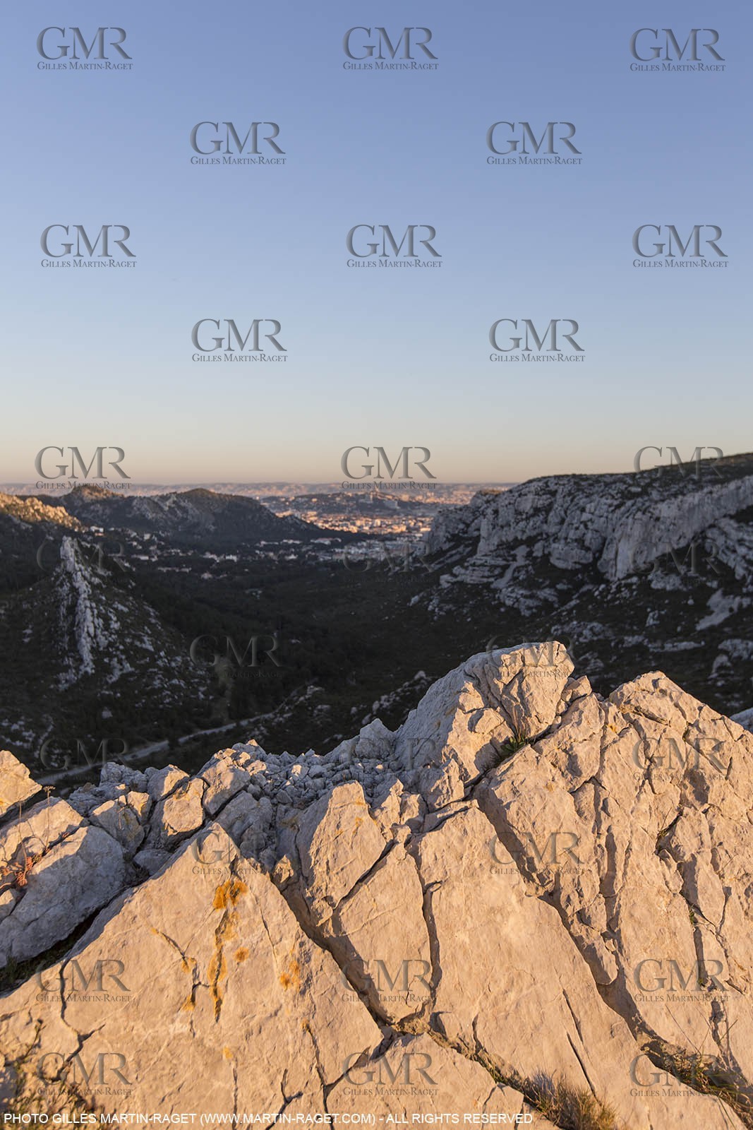05 03 2015, Marseille (FRA,13), Col de Sormiou, Marseilles as seen from Sormiou pass