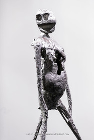 02 05 2023, Paris (FRA), oeuvre de Germaine Richier, Exposition Centre Pompidou 2023,  Le Berger des Landes 1951, Bronze Patiné foncé, Fondeur : C Valsuani, Paris, 149 x 80 x 60 cm, Louisiana Museum of Modern Art,  Humleback, Donation The New Carlsberg Foundation