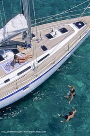 Voile, croisière, personnages