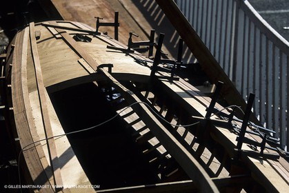 Bateaux à moteur, canots d'époque, Construction de la répolique de Sagitta au chantier Trapani (Cassis, FRA,13)