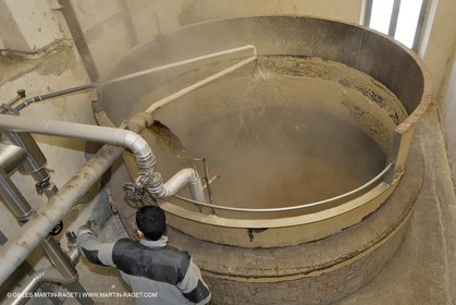 01 02 2007 - Salon de Provence - Fabrication traditionelle du savon de Marseille aux savonneries Marius Fabre - Empâtage**01 02 2007 - Salon de Provence - Traditional soap of Marseille making at Marius Fabre soap maker - Paste making