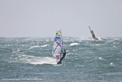 25 10 2010 - Carro (FRA,13) - Force 9 sur le spot de planche à voile