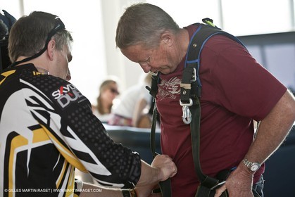 21 11 2010 - Dubai (UAE) - Dubai Louis Vuitton Trophy -  - Day off - James Spithill and Peter Lester go paragliding