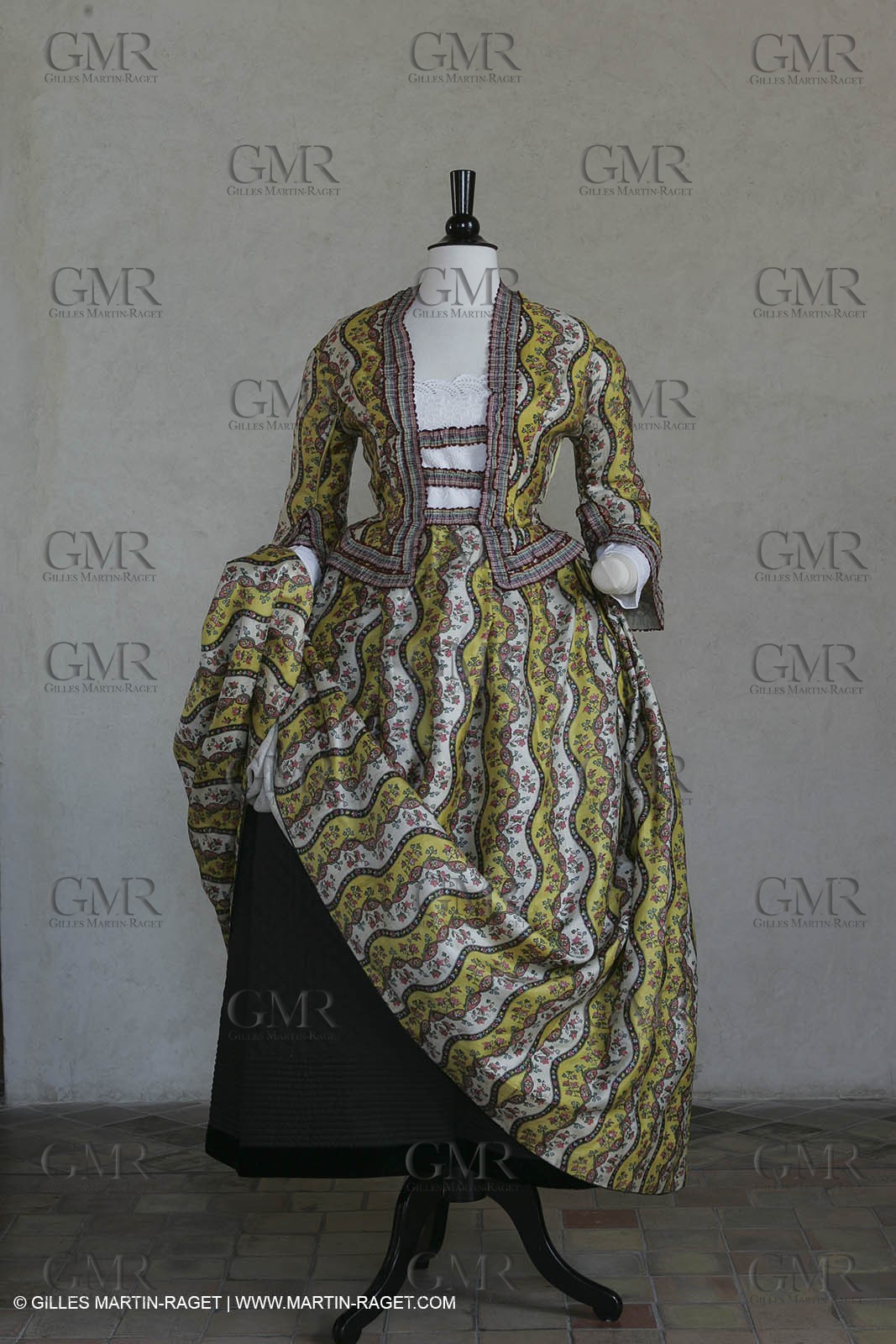 May 2004 - La Tour d'Aigues (FRA, 84) - Old costumes for women of the South exhibition