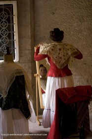 04 03 2007 - Arles - Queen of Arles and her assistants - winter costume trials