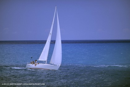 Crusing monohull sailing
