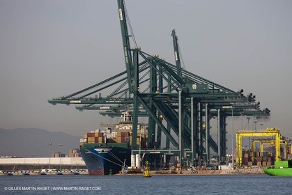 19 01 2010 - Valencia (ESP) - 33rd America's Cup - BMW ORACLE Racing - Boat preparation -Valencia training - day 2