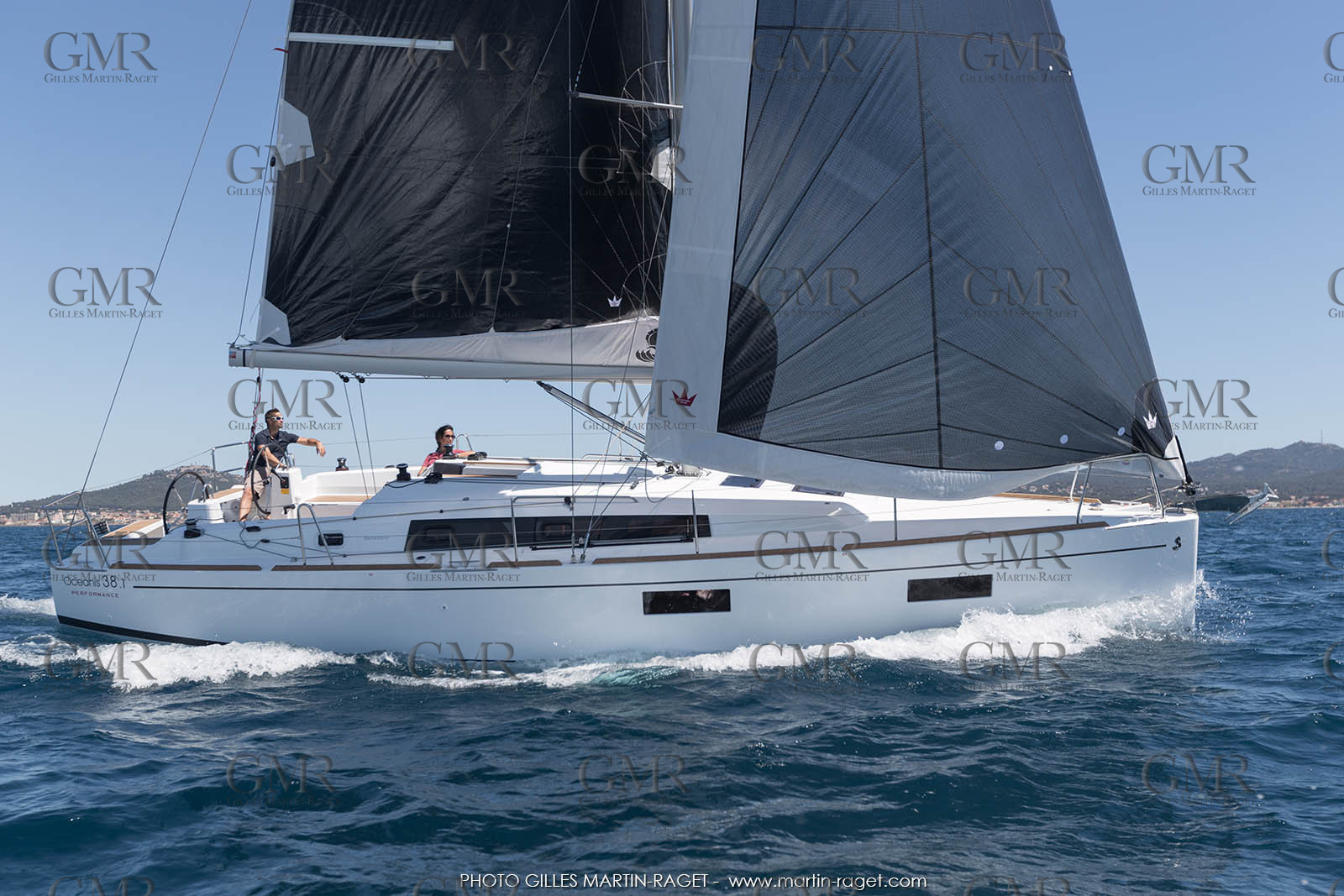 04 07 3017; Les EMbiez (FRA; 83) - Chantier Beneteau; Oceanis 38.1