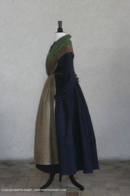 Mai 2004 - La Tour d'Aigues (FRA, 84) Costumes anciens pour l'exposition Femmes du Midi