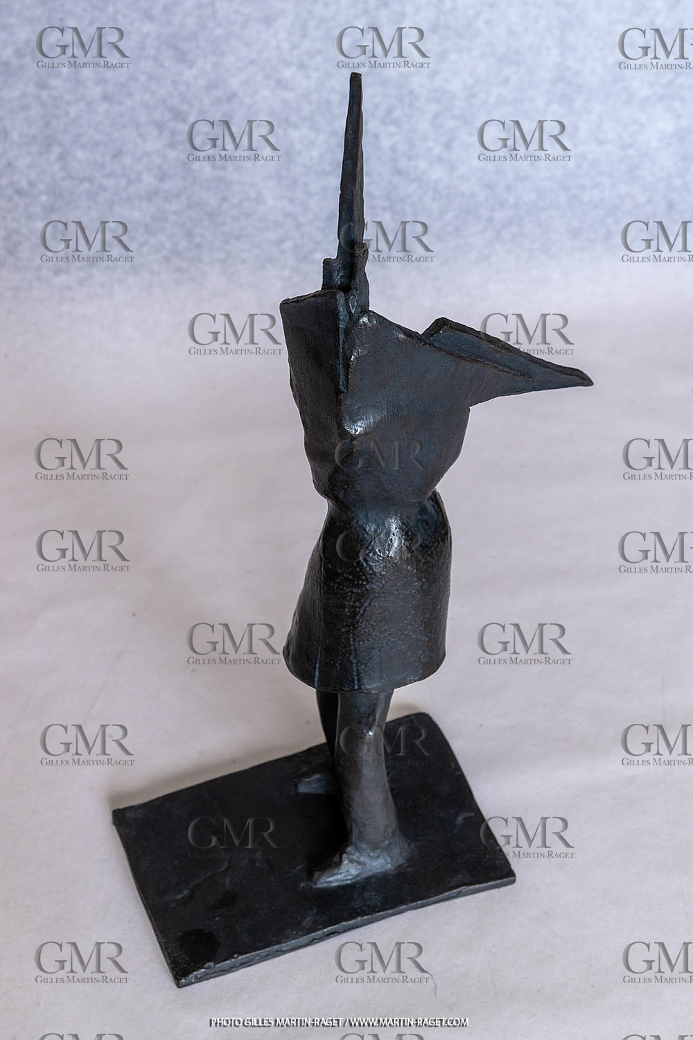 08 01 2023, Marseille (FRA,13), Oeuvre de Germaine Richier, Guerrier n° 4 1953, Bronze patiné foncé, Numéroté 6 8, Fondeur : L.Thinot, Paris, 33 x 10 x 19,5 cm, Collection particulière