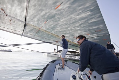 14 11 2009 - San Diego (USA, CA) - 33rd America's Cup - BMW ORACLE Racing - Wing maintenance