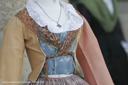Mai 2004 - La Tour d'Aigues (FRA, 84) Costumes anciens pour l'exposition Femmes du Midi