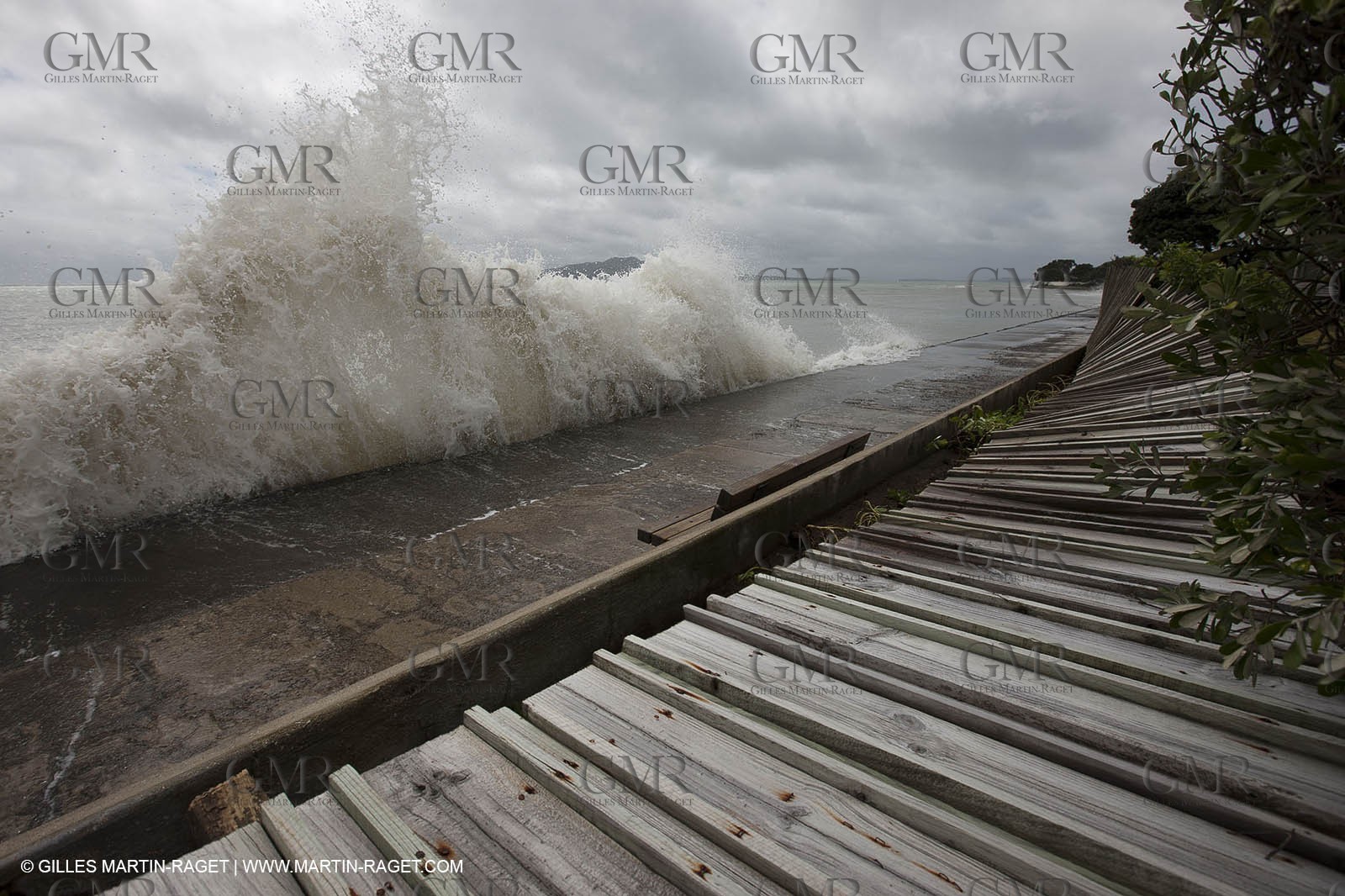 21 01 2011 - Auckland (NZL) - after storm waves at Takapuna