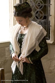 04 03 2007 - Arles - Queen of Arles and her assistants - winter costume trials