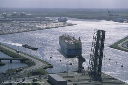 Monde maritime, opérations porturaires, ports, manoeuvres, marine world, harbour operations, maritime shipping,