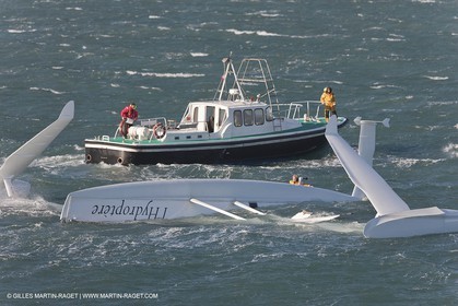 21 12 2008 - Port Saint Louis du Rhône (FRA, 13) - L'Hydroptère peu après son chavirage survenu lors d'une tentative contre le record de vitesse absolu à la voile