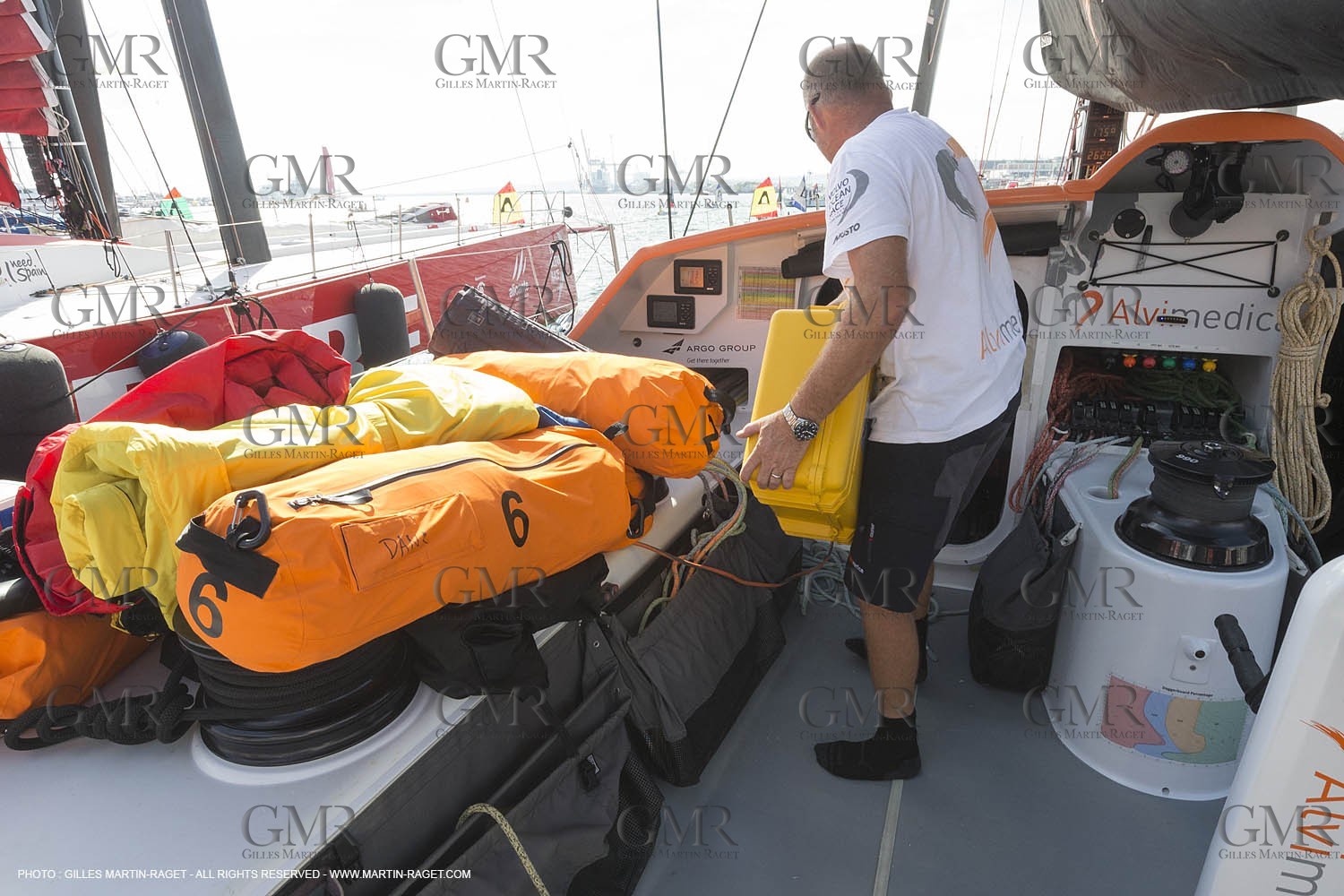 10 10 2014, Alicante (ESP), Volvo Ocean Race 2014-15, Team Alvimedica, final loading