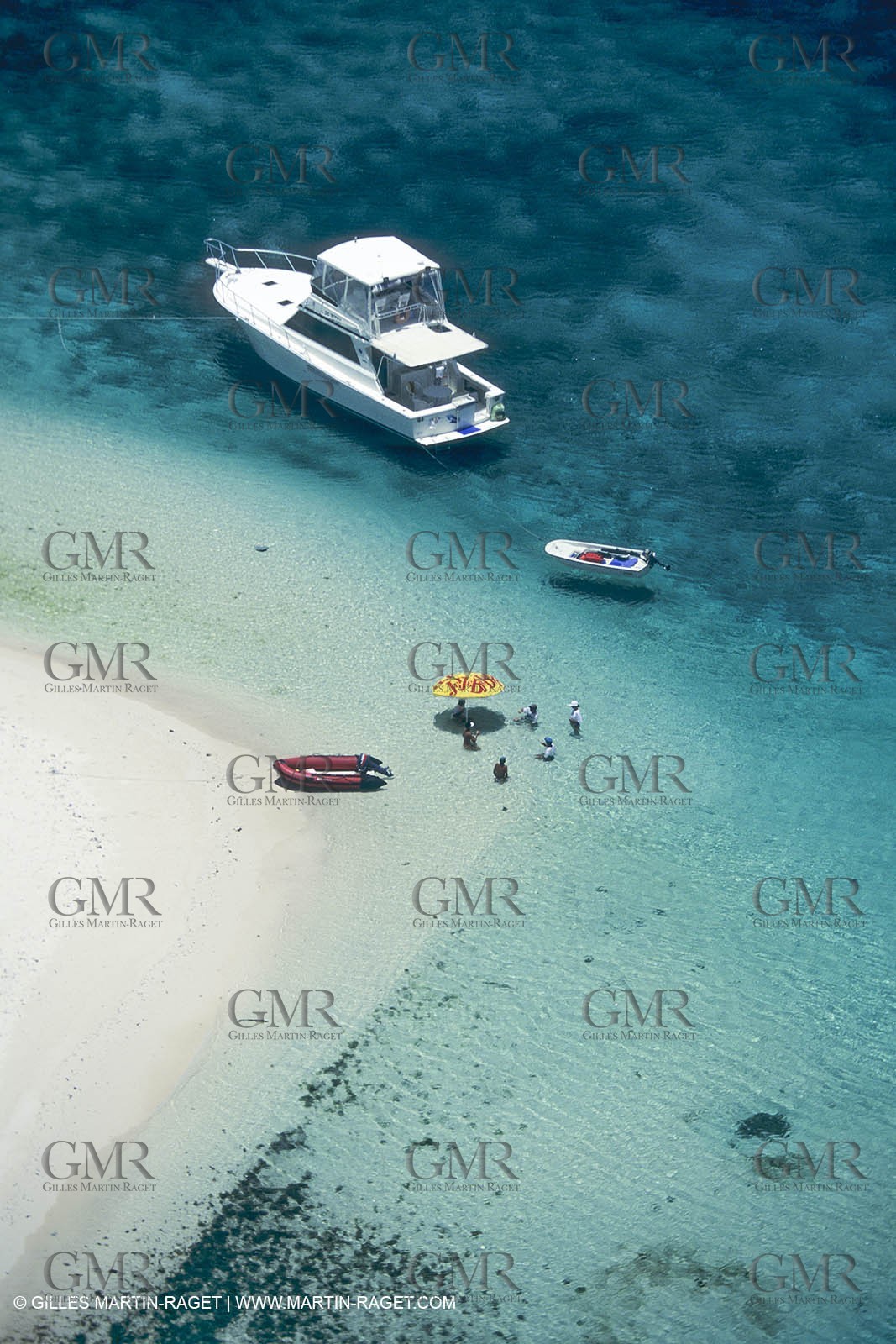 Powerboating, cruising