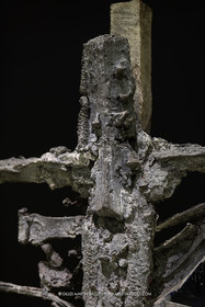 28 02 2023, Paris (FRA), oeuvre de Germaine Richier, Exposition Centre Pompidou - Musée Fabre 2023,  La Croix avec verres de couleurs 1953, Plomb avec verres colorés jaune et bleu, Pièce unique, 210 x 161,5 x 75 cm, Collection famille Germain Richier