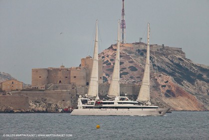 23 10 2010 - Marseille (FRA,13) - Le Ponant - Arrivée à Marseille et entrée dans le Vieux Port