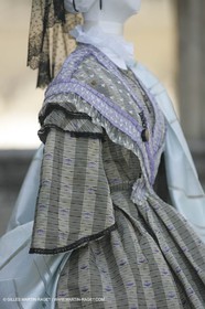 Mai 2004 - La Tour d'Aigues (FRA, 84) Costumes anciens pour l'exposition Femmes du Midi