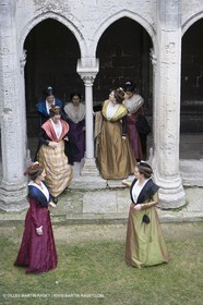 04 03 2007 - Arles - Queen of Arles and her assistants - winter costume trials